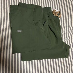 Figs Women's Olive jogger and scrub top